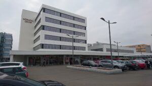 Revitalisierung einer Gewerbeimmobilie mit Einzelhandels-, Gastronomie- und Büroflächen in Planegg – Martinsried